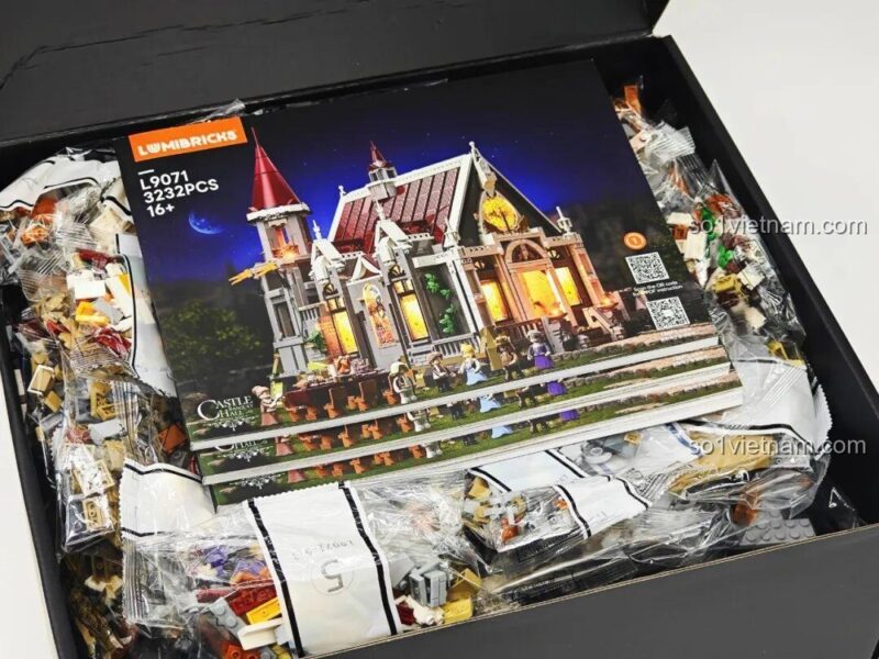 Hộp mở bộ đồ chơi Lumibricks L9071 Sảnh Tiệc Hoàng Gia, hiển thị sách hướng dẫn và các túi mảnh ghép, phù hợp thanh niên 16 tuổi, giá tốt.