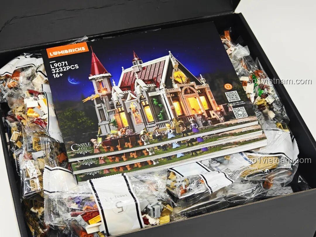 Hộp mở bộ đồ chơi Lumibricks L9071 Sảnh Tiệc Hoàng Gia, hiển thị sách hướng dẫn và các túi mảnh ghép, phù hợp thanh niên 16 tuổi, giá tốt.