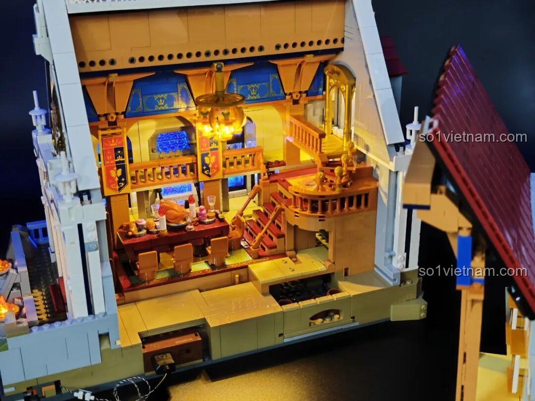 Các điểm kết nối phía sau bộ đồ chơi Lumibricks L9071 Sảnh Tiệc Hoàng Gia, cho phép mở rộng với các công trình khác, phù hợp thanh niên 16 tuổi, chất lượng cao.