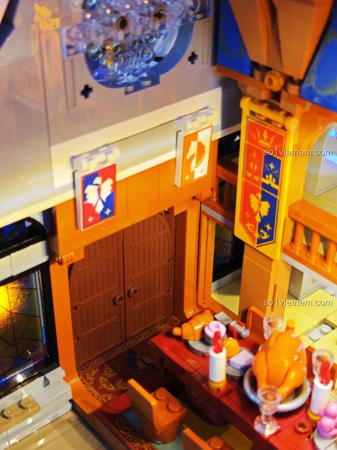 Các điểm kết nối phía sau bộ lắp ghép Lumibricks L9071 Sảnh Tiệc Hoàng Gia, cho phép mở rộng với các công trình khác, phù hợp thanh niên 16 tuổi, giá tốt.
