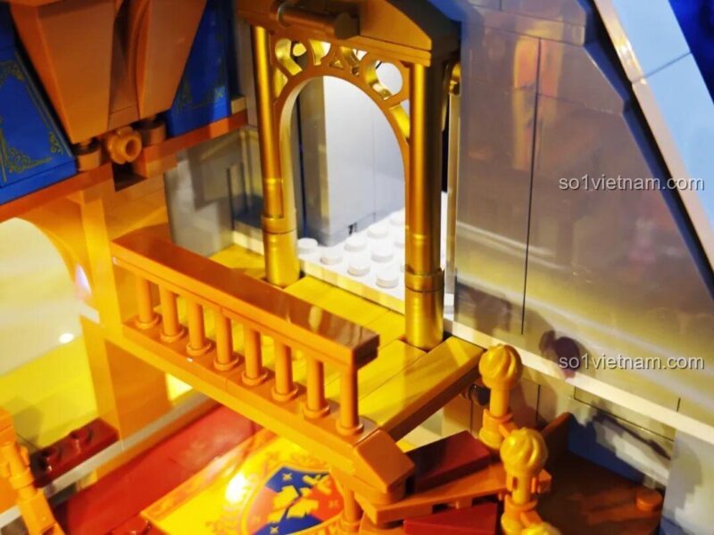 Các điểm kết nối phía sau bộ xếp hình Lumibricks L9071 Sảnh Tiệc Hoàng Gia, cho phép mở rộng với các công trình khác, phù hợp thanh niên 16 tuổi, chất lượng cao.