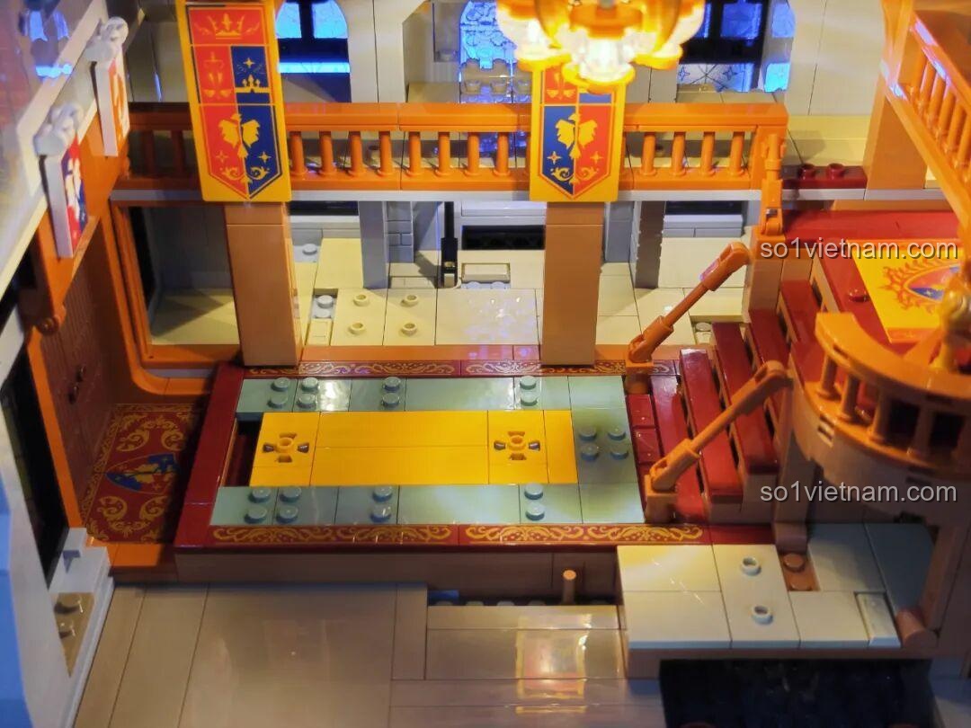Nội thất phòng tiệc của bộ lắp ghép Lumibricks L9071 Sảnh Tiệc Hoàng Gia với bàn ghế, đồ ăn và cờ hiệu trang trí, phù hợp thanh niên 16 tuổi, chất lượng cao.