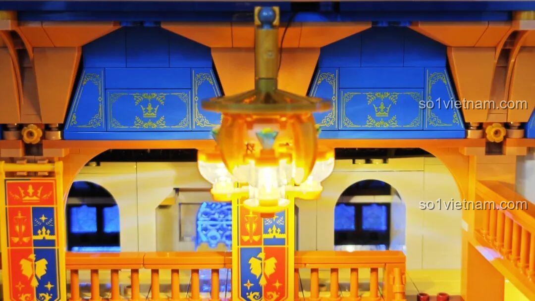 Nội thất phòng tiệc của bộ xếp hình Lumibricks L9071 Sảnh Tiệc Hoàng Gia với bàn ghế, đồ ăn và cờ hiệu trang trí, phù hợp thanh niên 16 tuổi, giá tiết kiệm.