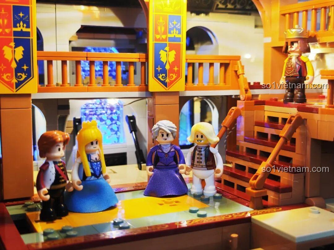 Nội thất phòng tiệc của bộ đồ chơi Lumibricks L9071 Sảnh Tiệc Hoàng Gia với bàn ghế, đồ ăn và cờ hiệu trang trí, phù hợp thanh niên 16 tuổi, chất lượng đảm bảo.