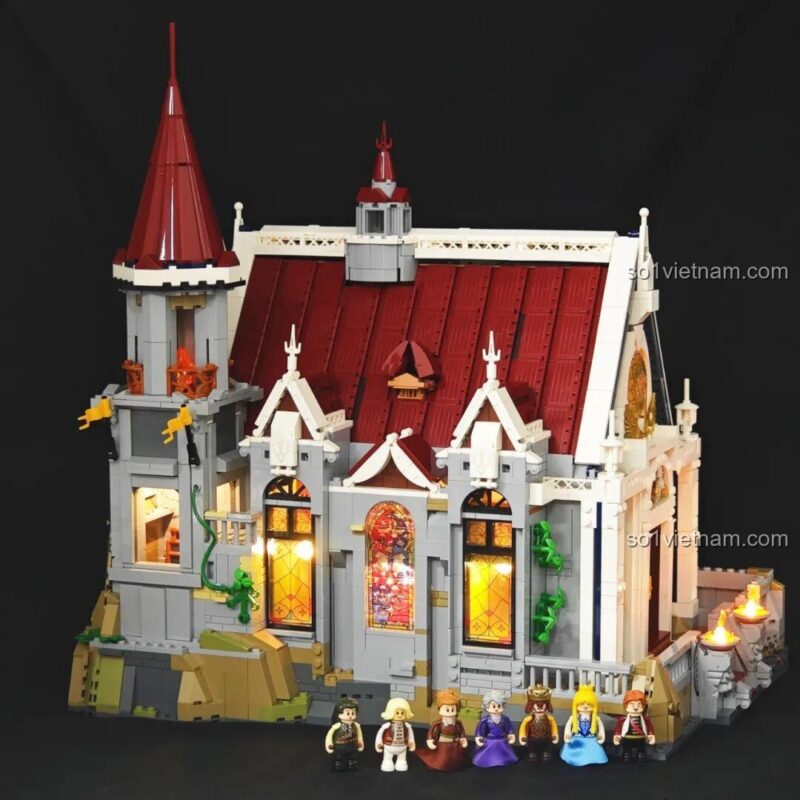 Nội thất phòng tiệc của bộ xếp hình Lumibricks L9071 Sảnh Tiệc Hoàng Gia với bàn ghế, đồ ăn và cờ hiệu trang trí, phù hợp thanh niên 16 tuổi, giá tốt.