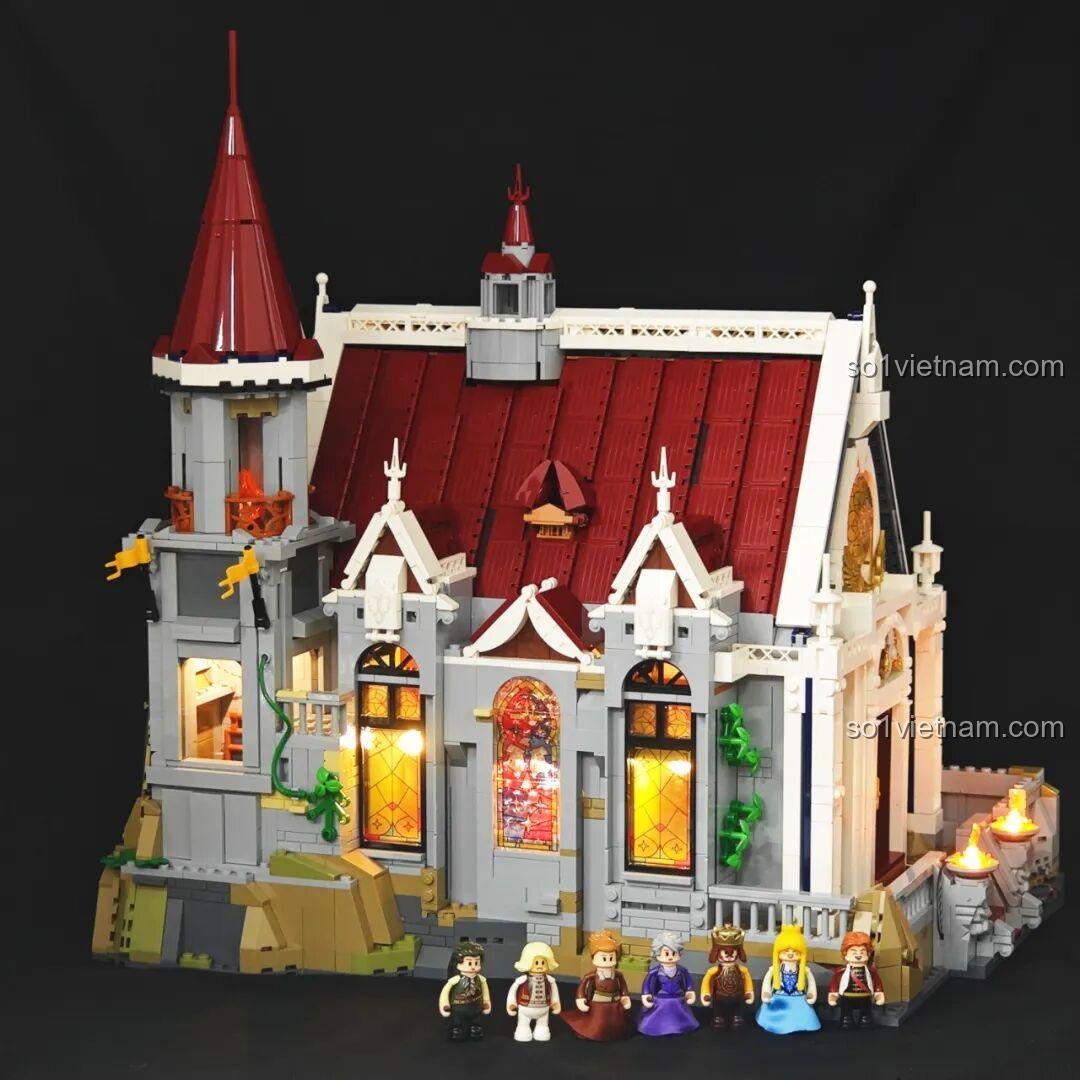 Nội thất phòng tiệc của bộ xếp hình Lumibricks L9071 Sảnh Tiệc Hoàng Gia với bàn ghế, đồ ăn và cờ hiệu trang trí, phù hợp thanh niên 16 tuổi, giá tốt.