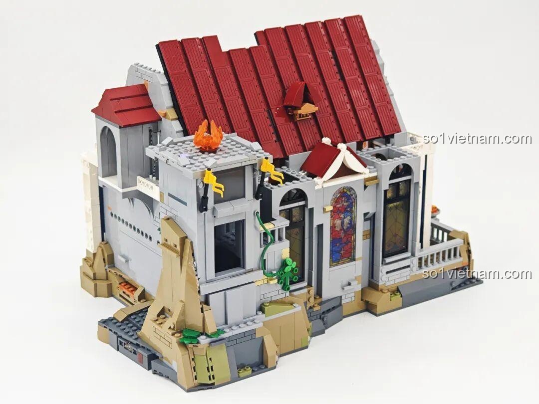 Quá trình lắp ráp phần đế bộ đồ chơi Lumibricks L9071 Sảnh Tiệc Hoàng Gia, hiển thị cấu trúc không đối xứng và các điểm kết nối đèn, phù hợp thanh niên 16 tuổi, chất lượng đảm bảo.