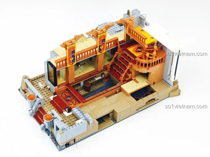 Quá trình lắp ráp phần đế bộ xếp hình Lumibricks L9071 Sảnh Tiệc Hoàng Gia, hiển thị cấu trúc không đối xứng và các điểm kết nối đèn, phù hợp thanh niên 16 tuổi, giá hời.