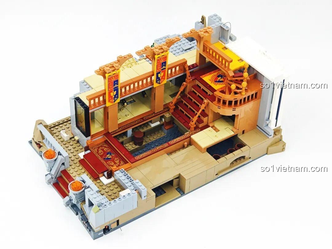 Quá trình lắp ráp phần đế bộ xếp hình Lumibricks L9071 Sảnh Tiệc Hoàng Gia, hiển thị cấu trúc không đối xứng và các điểm kết nối đèn, phù hợp thanh niên 16 tuổi, giá hời.