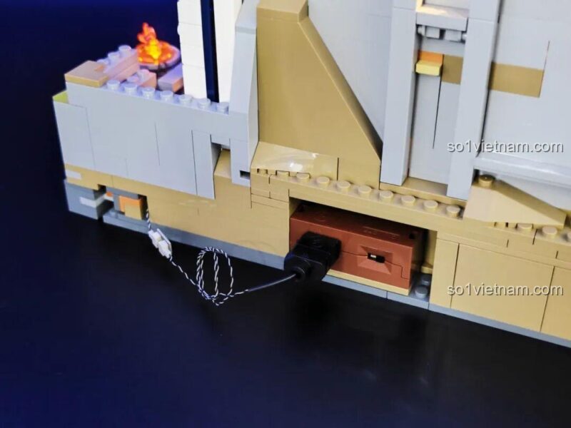 Tháp góc của bộ đồ chơi Lumibricks L9071 Sảnh Tiệc Hoàng Gia với đèn LED chiếu sáng, tạo điểm nhấn kiến trúc, phù hợp thanh niên 16 tuổi, chất lượng đảm bảo.