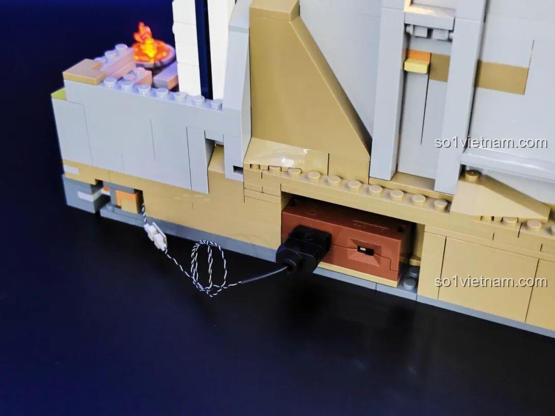 Tháp góc của bộ đồ chơi Lumibricks L9071 Sảnh Tiệc Hoàng Gia với đèn LED chiếu sáng, tạo điểm nhấn kiến trúc, phù hợp thanh niên 16 tuổi, chất lượng đảm bảo.