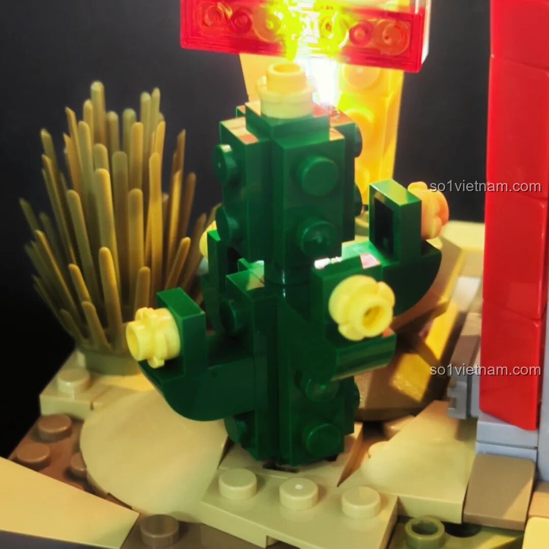 Cận cảnh những bông hoa nhỏ màu tím của mô hình Lumibricks L9082 Trạm Dừng Chân Hoàng Hôn, tạo điểm nhấn màu sắc.