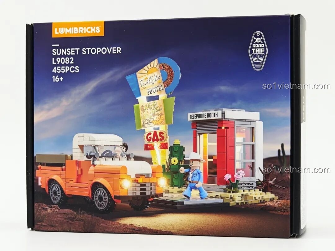 Hộp đồ chơi xếp hình Lumibricks L9082 Trạm Dừng Chân Hoàng Hôn với hình ảnh mô hình xe bán tải và biển hiệu đèn LED rực rỡ.