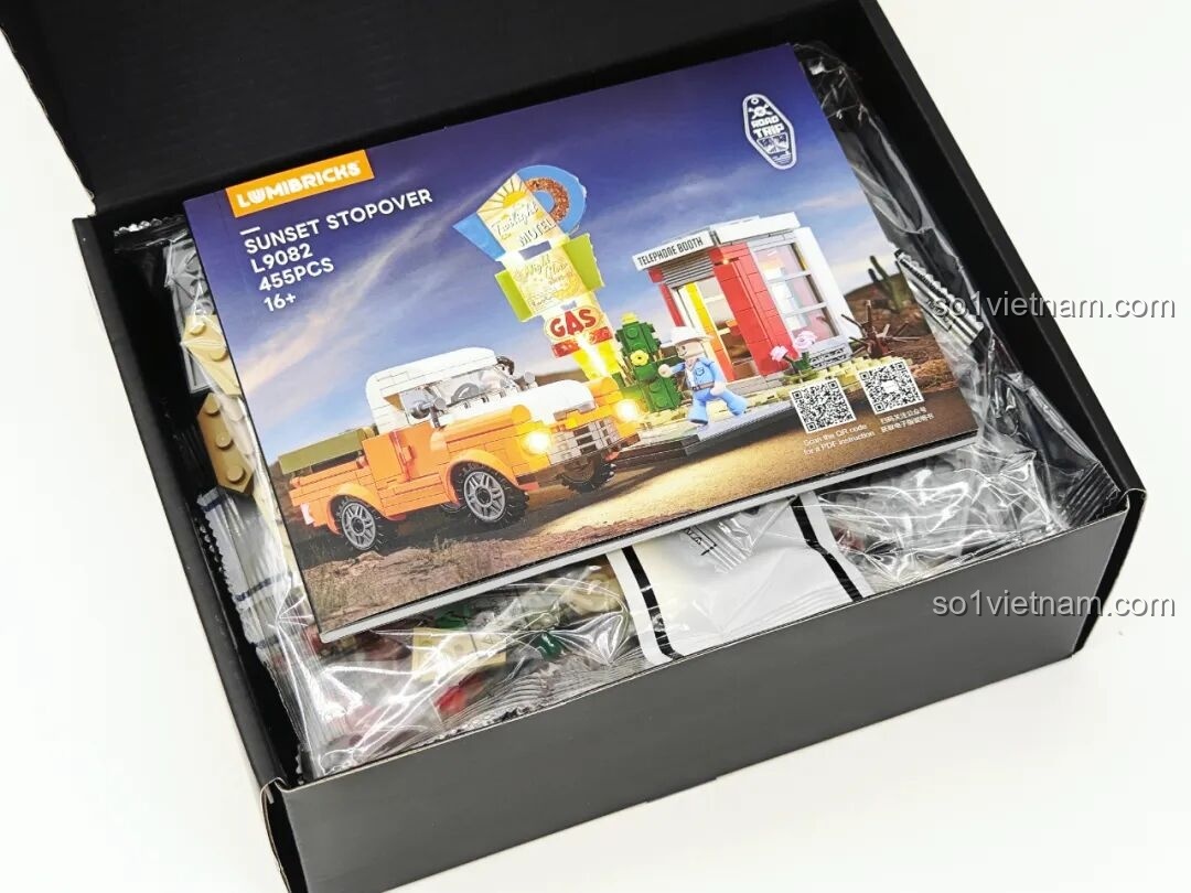 Mở hộp đồ chơi lắp ghép Lumibricks L9082 Trạm Dừng Chân Hoàng Hôn, lộ ra sách hướng dẫn và các túi mảnh ghép bên trong.
