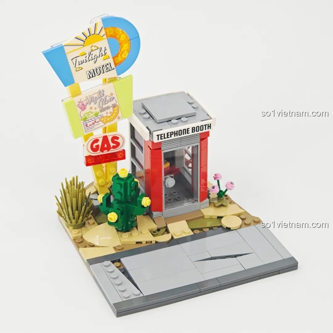 Mô hình Trạm Dừng Chân Hoàng Hôn Lumibricks L9082 với biển hiệu, cây xương rồng và bốt điện thoại đã hoàn thiện.