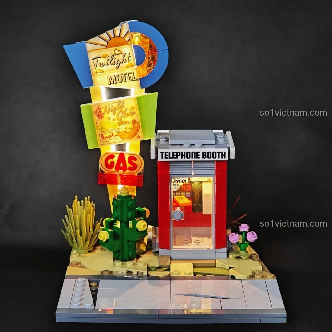 Mặt sau của mô hình Trạm Dừng Chân Hoàng Hôn Lumibricks L9082 với hộp pin được giấu kín đáo sau bốt điện thoại.