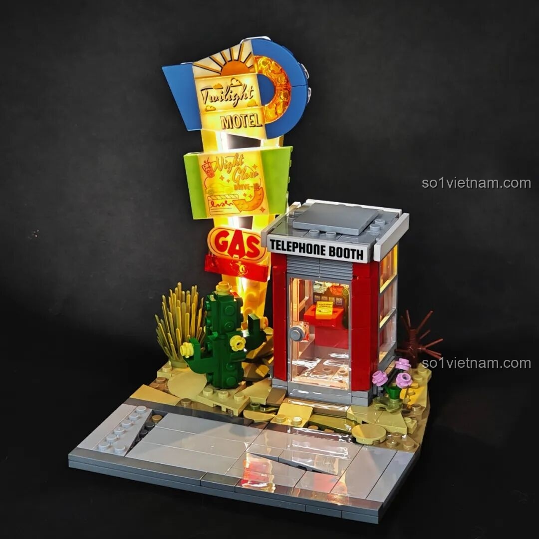 Góc nhìn khác của mô hình Trạm Dừng Chân Hoàng Hôn Lumibricks L9082 với đèn LED sáng rực rỡ.