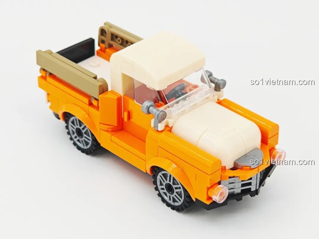 Mô hình xe bán tải màu cam và trắng của bộ Lumibricks L9082 Trạm Dừng Chân Hoàng Hôn, thiết kế cổ điển.