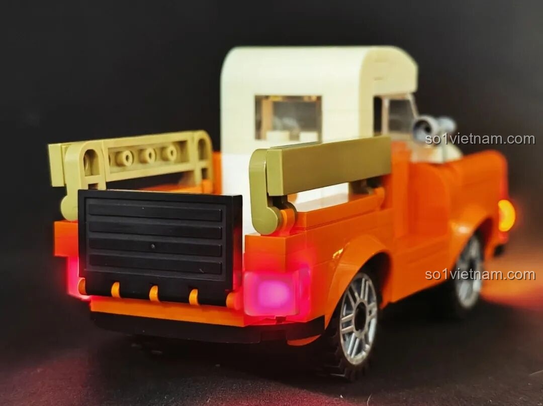 Mặt sau xe bán tải Lumibricks L9082 Trạm Dừng Chân Hoàng Hôn với đèn hậu màu đỏ sáng, chi tiết thùng xe.