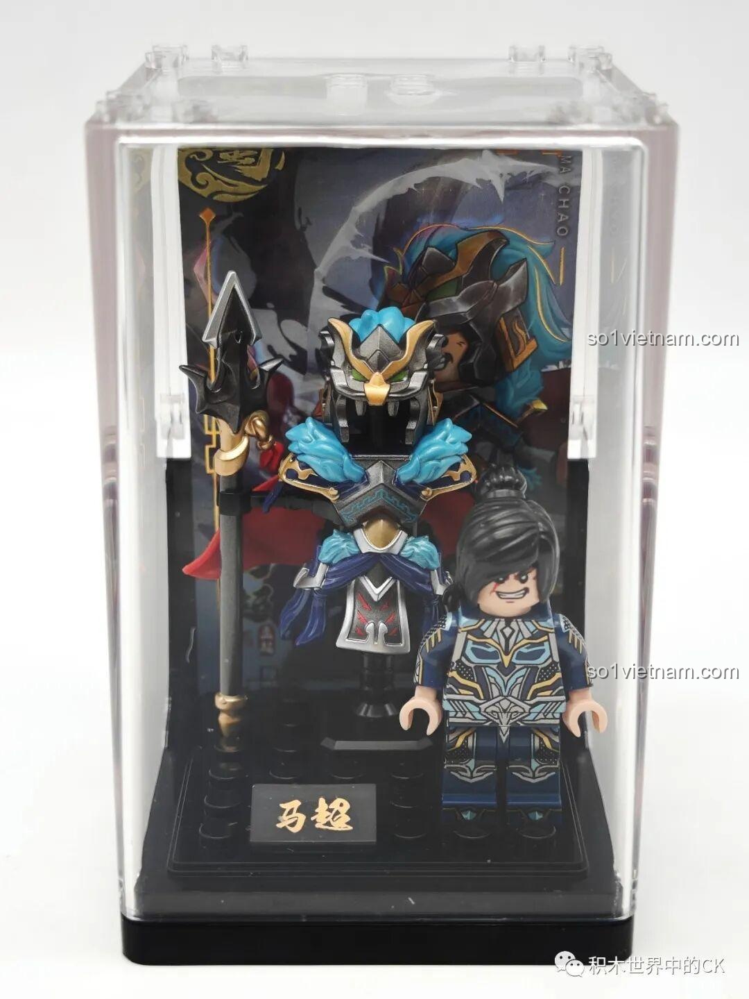 Minifigure Mã Siêu trong hộp trưng bày đã đóng nắp, sẵn sàng để trên kệ sách hoặc bàn học, món quà tuyệt vời cho bé trai.