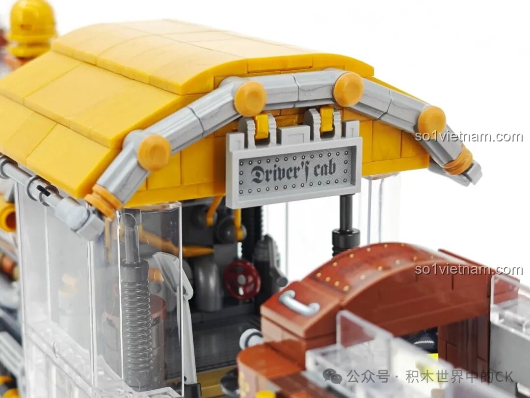 Phần mái che của cabin lái trên mô hình Tàu Hỏa Steampunk ZHEGAO 958016 với biển hiệu 'Driver's cab'.