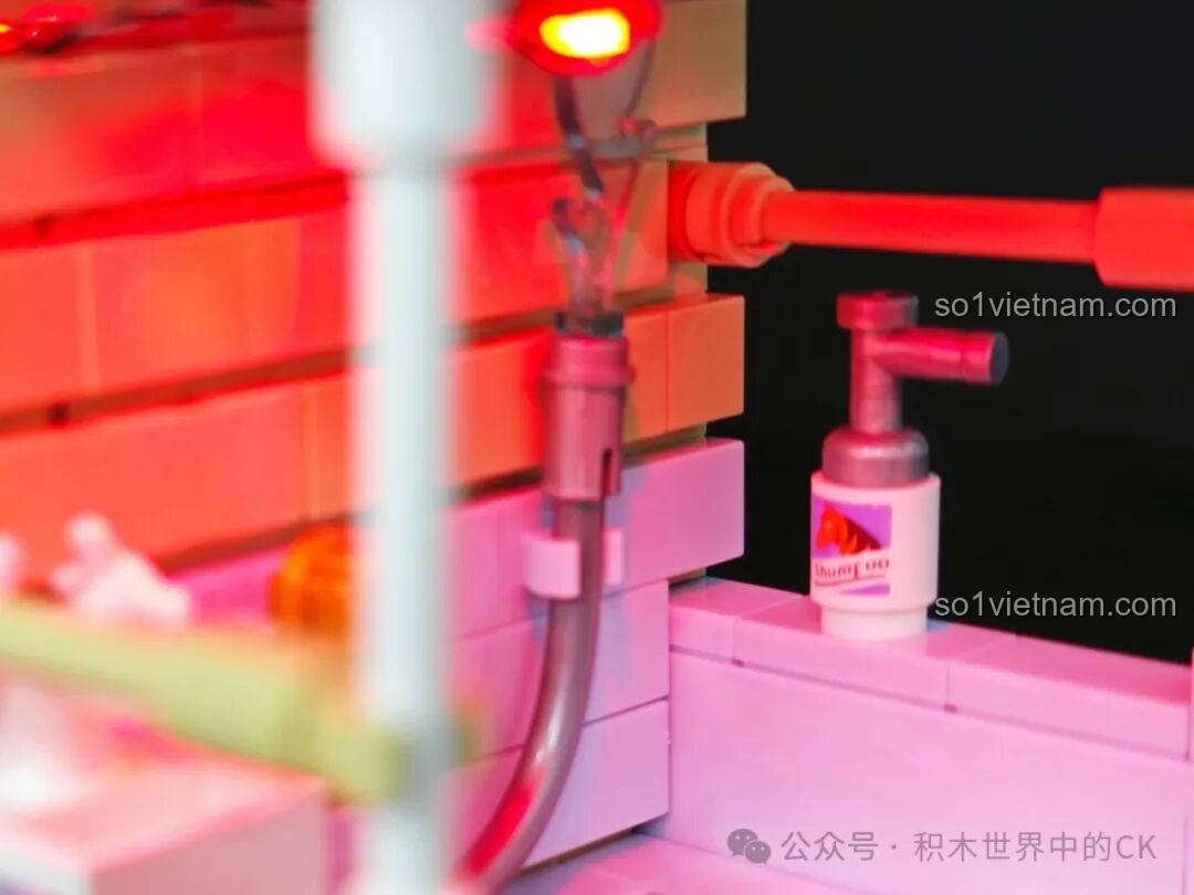 Mái che nhỏ bên hông được trang trí bằng các chi tiết lá cây xanh mát trong bộ FunWhole F9080.