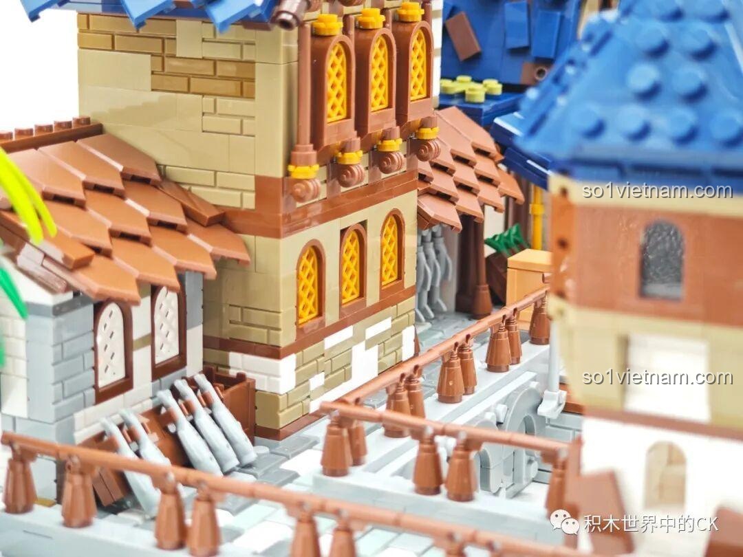 Cận cảnh mái nhà màu xanh lam độc đáo của bộ lắp ghép JIESTAR 89152 Cảng Trung Cổ.