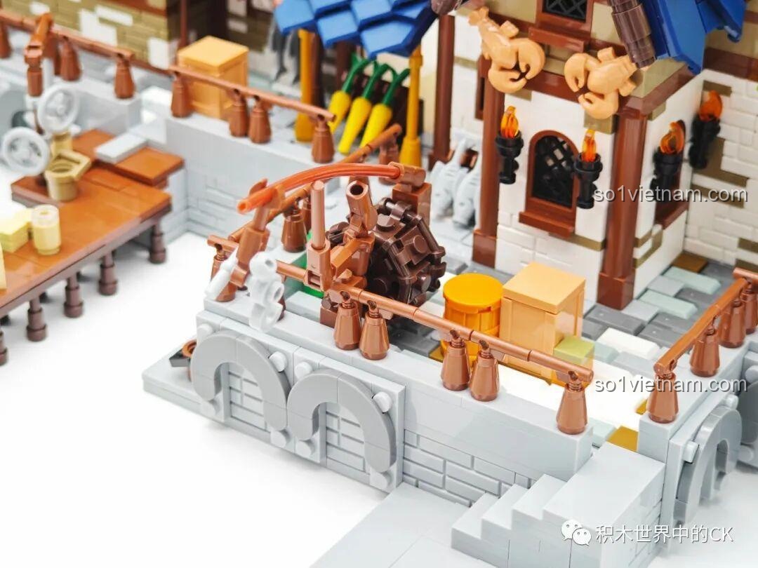 Cận cảnh mái nhà màu xanh lam và cây cọ của mô hình JIESTAR 89152 Cảng Trung Cổ.