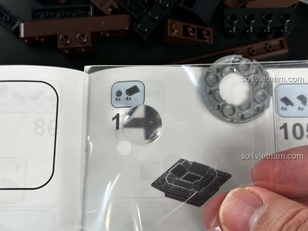 Các mảnh ghép tạo thành chân đế tripod của bộ Pantasy Máy Chiếu Phim Cổ Điển Retro 85010, chuẩn bị cho việc lắp ráp chân đế vững chắc.