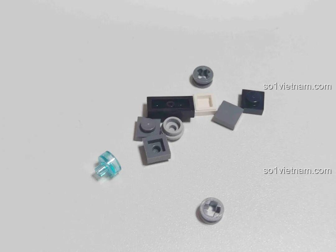 Các mảnh ghép còn thừa sau khi hoàn thành bộ lắp ráp Robot Gấu Trúc Wekki, dùng để dự phòng hoặc sáng tạo thêm.