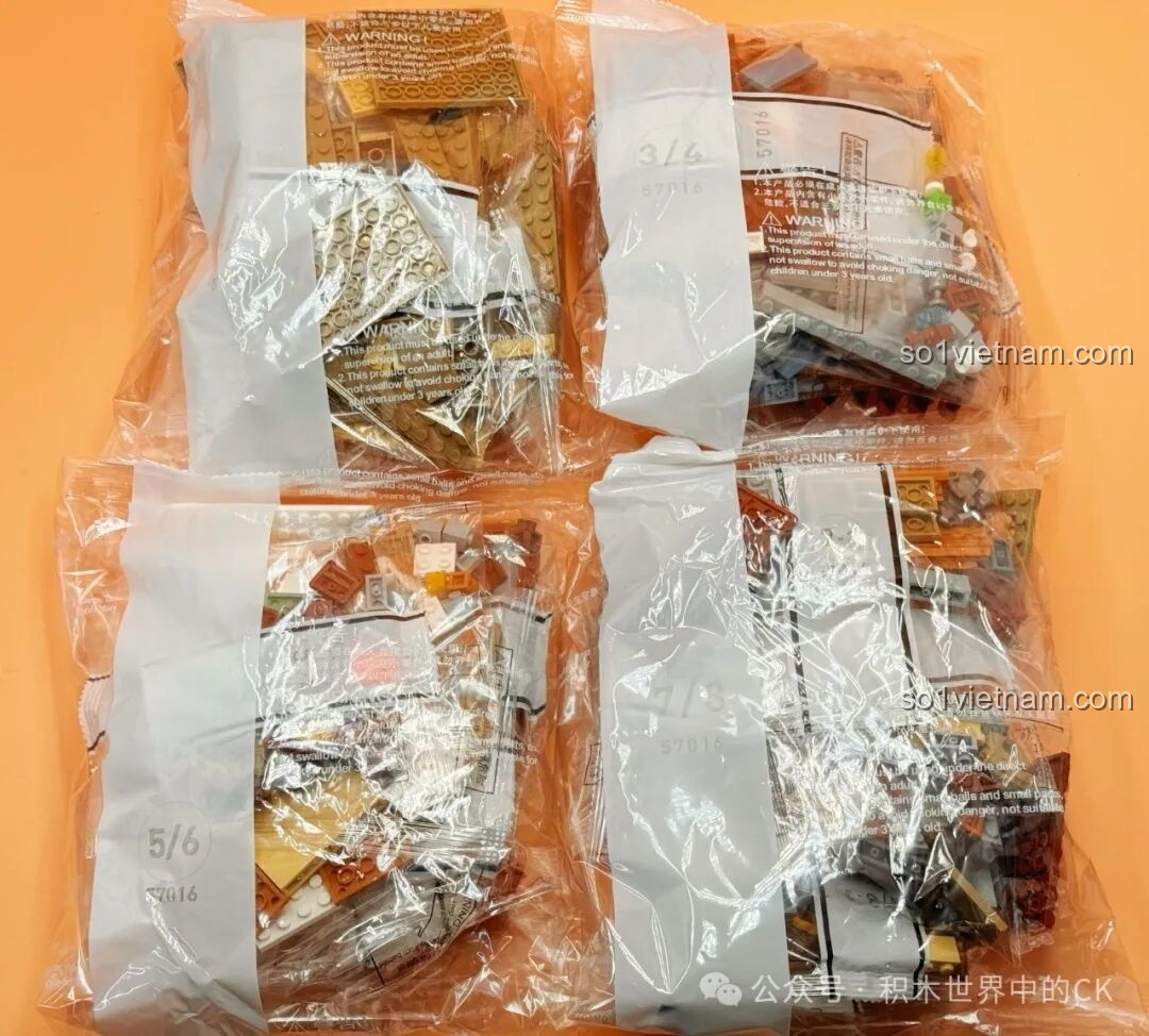 Các túi mảnh ghép được đánh số cẩn thận của bộ JIESTAR 57016 Thư viện Châu Âu Thời Trung Cổ, sẵn sàng để lắp.