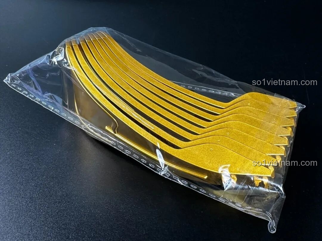 Các mảnh ghép loa kèn mạ vàng của bộ lắp ráp Pantasy Gramophone 85009, điểm nhấn sang trọng của mô hình máy hát đĩa cổ điển.