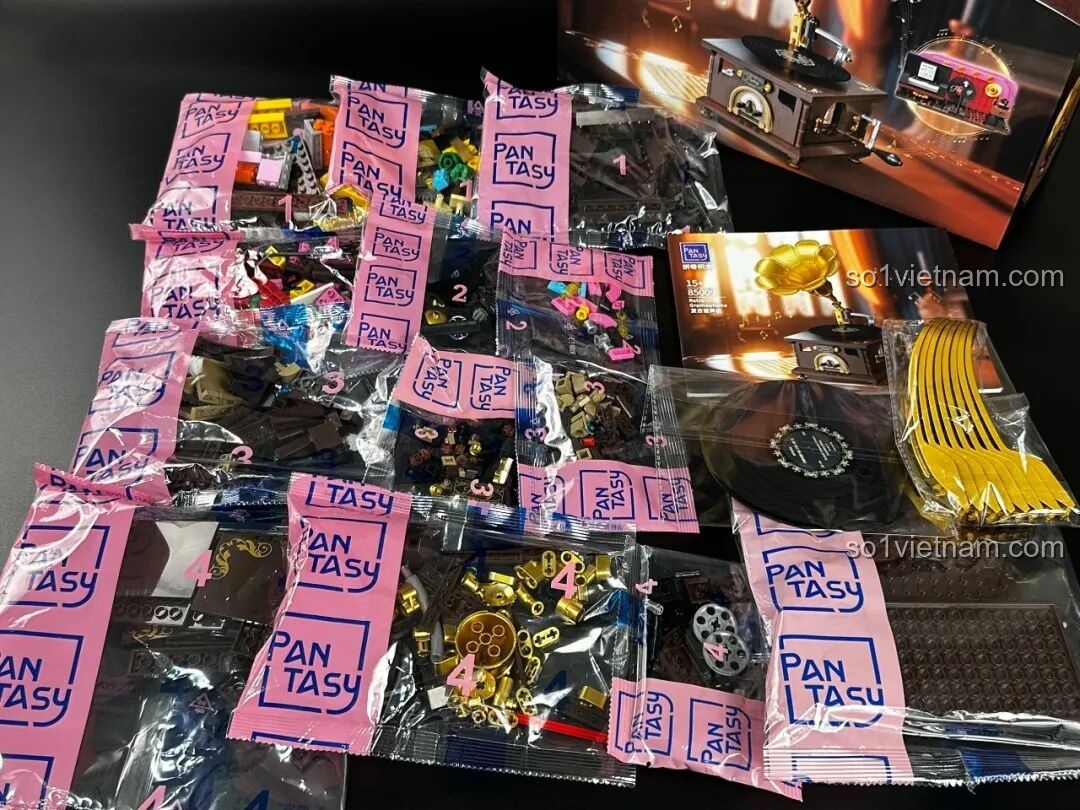 Các mảnh ghép của bộ lắp ráp Pantasy Gramophone 85009 được đóng gói cẩn thận trong các túi nhỏ, sẵn sàng cho quá trình lắp ráp mô hình cổ điển.