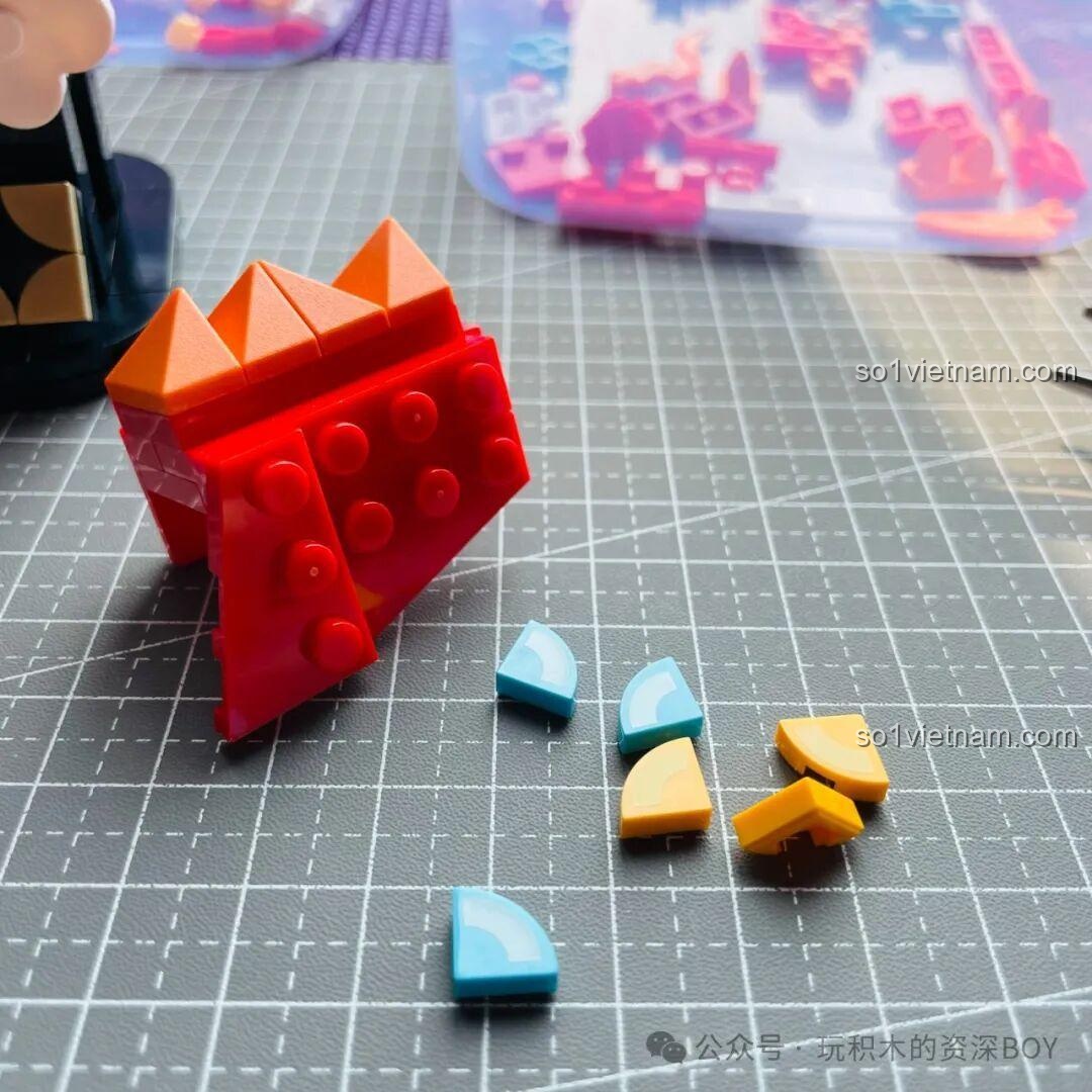 Các mảnh ghép trang trí nhỏ màu xanh và vàng cho mô hình Rồng Béo Trên Trời Gobricks G2401.