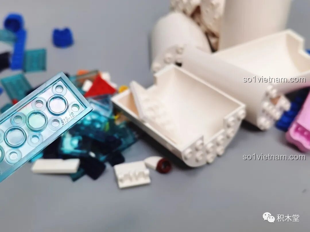 Cận cảnh một mảnh ghép trong suốt của Pantasy 11014 Tuabin Gió Envision, cho thấy chất liệu nhựa ABS cao cấp, bền đẹp.