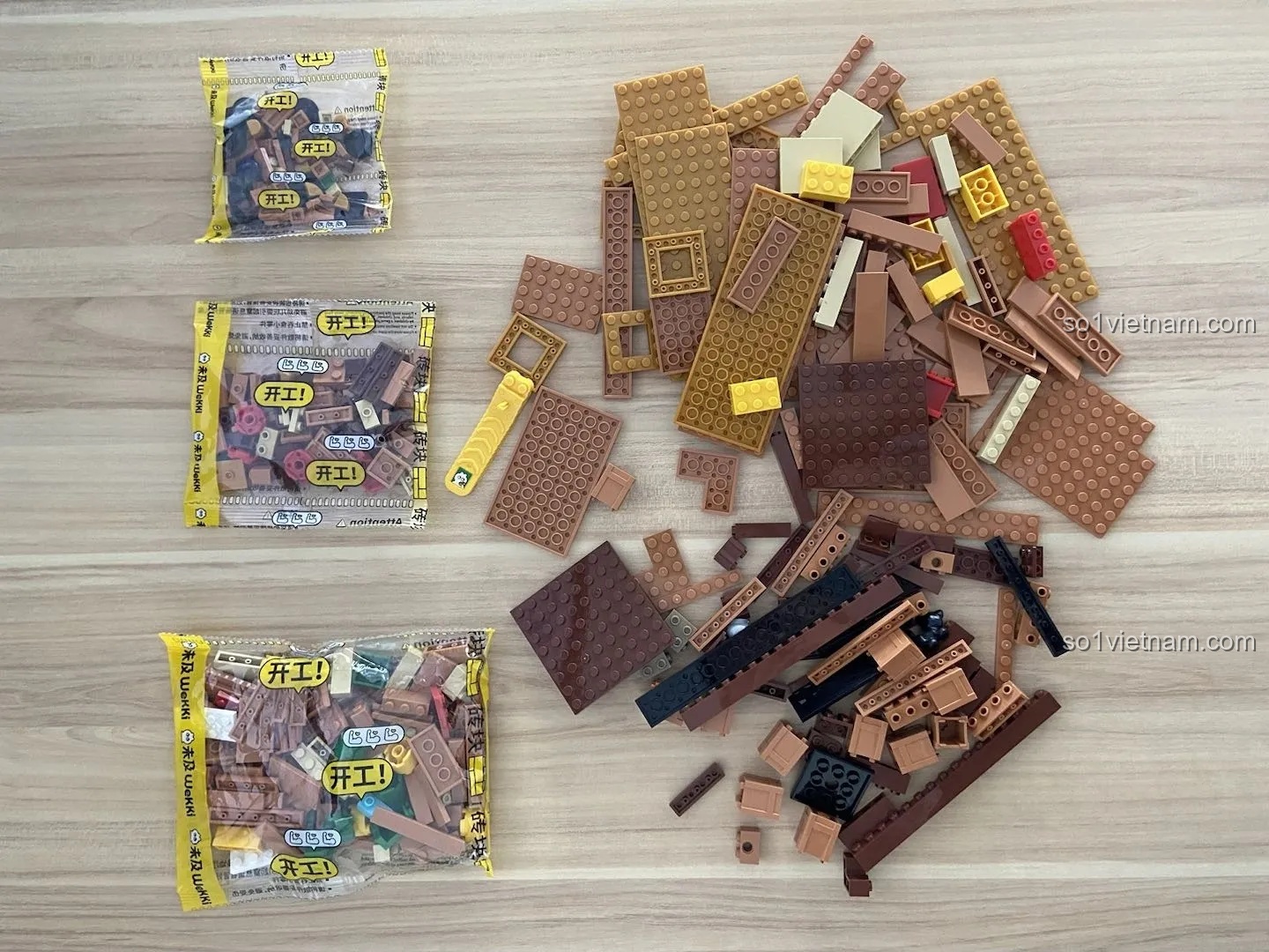 Các mảnh ghép của túi số 1 trong bộ lắp ghép Wekki 506186 Pinocchio được đổ ra, sẵn sàng lắp ráp.