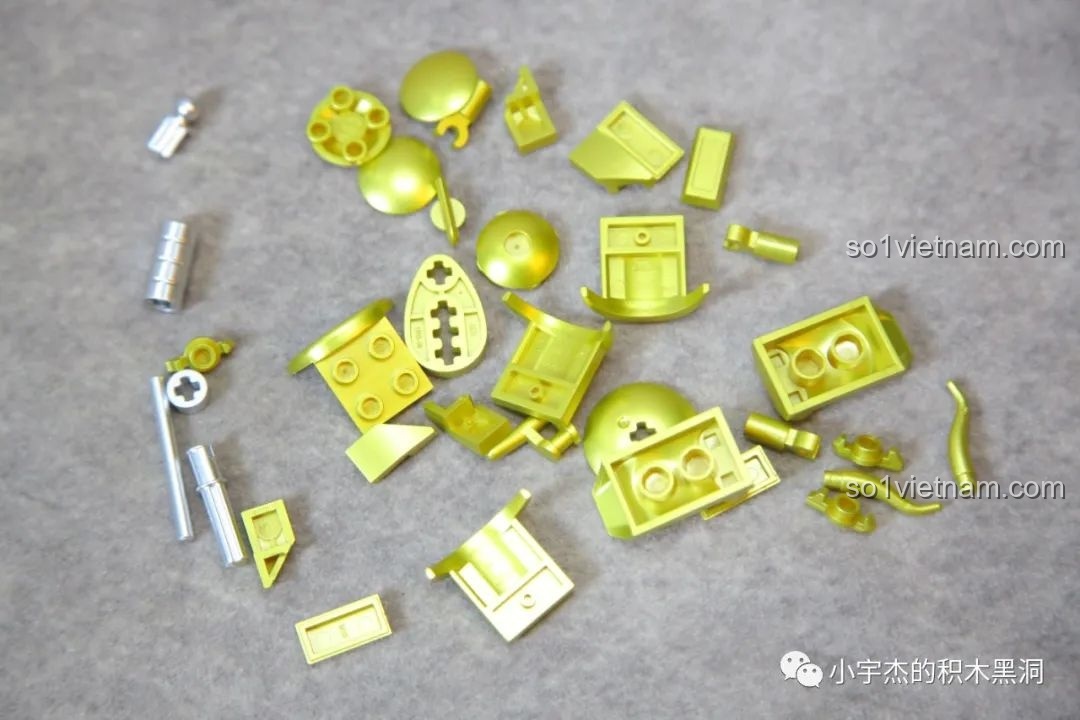 Các mảnh ghép màu vàng và bạc của Sluban M38-B1183 Cơ Giáp Sĩ Kai Bọc Thép Nặng, nổi bật với độ sáng cao và màu sắc bão hòa.