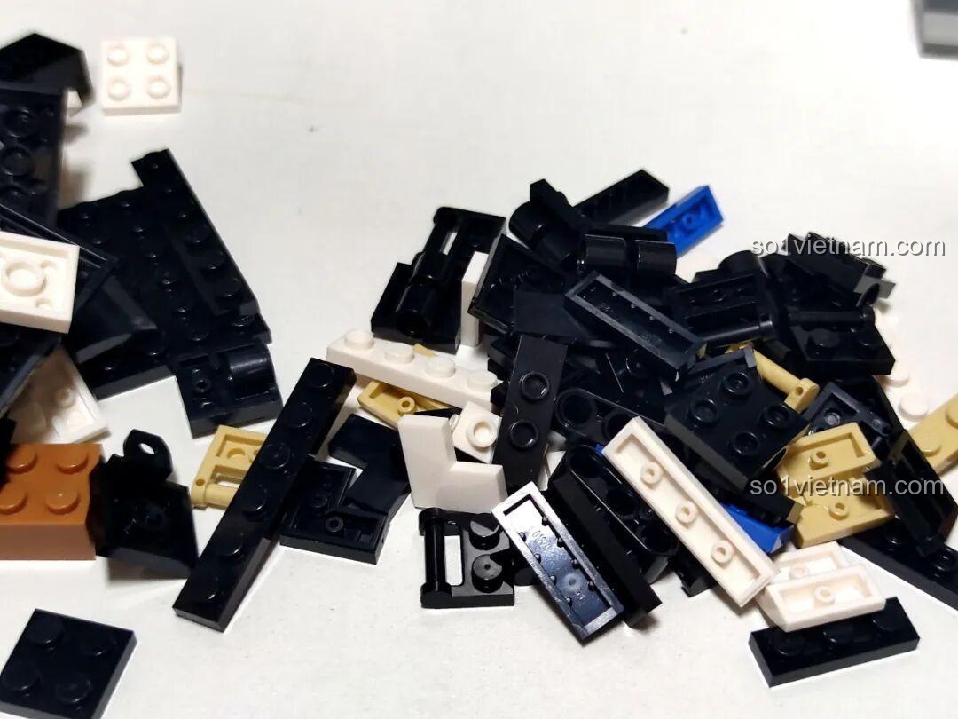 Các mảnh ghép màu đen và be của bộ Xbert 66011 MB RACER 4X4 được đổ ra bàn, sẵn sàng cho quá trình lắp ráp xe địa hình 4x4.