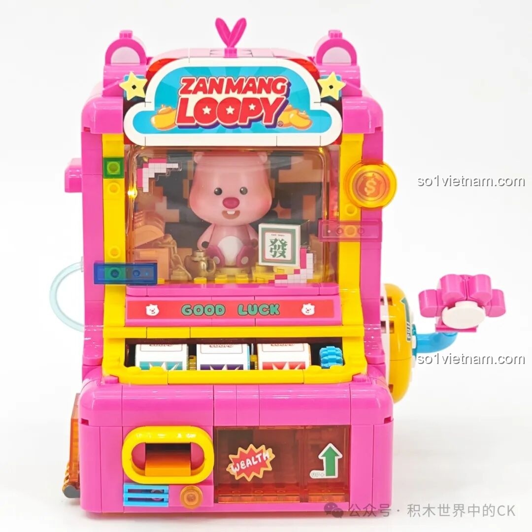 Mặt bên còn lại của máy kéo vàng Loopy TC2330 được trang trí bằng các sticker vui nhộn và đầy màu sắc.