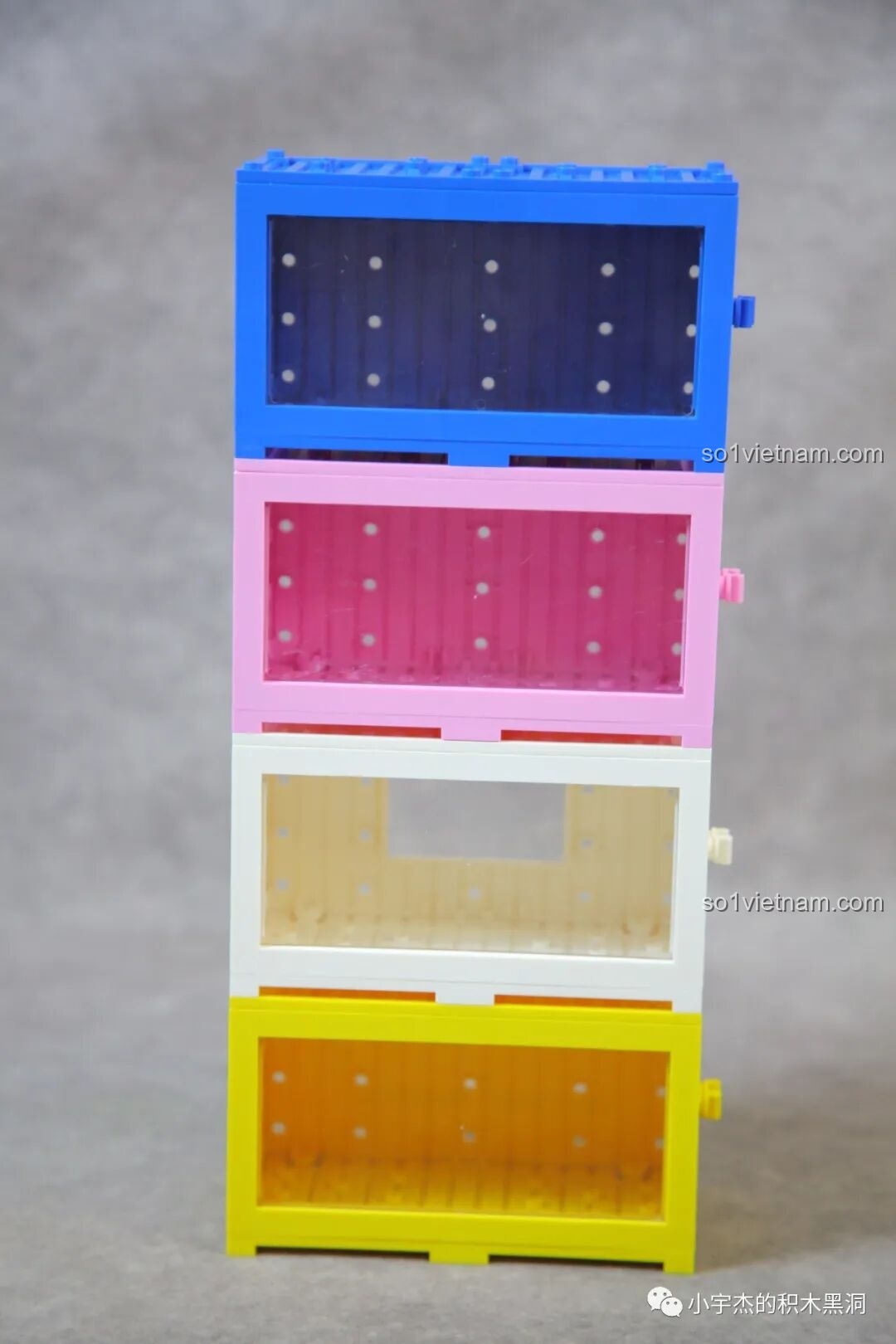 Bốn chiếc container của bộ sưu tập Sembo Famous Car World nhìn từ mặt bên, hiển thị các họa tiết in khác nhau.