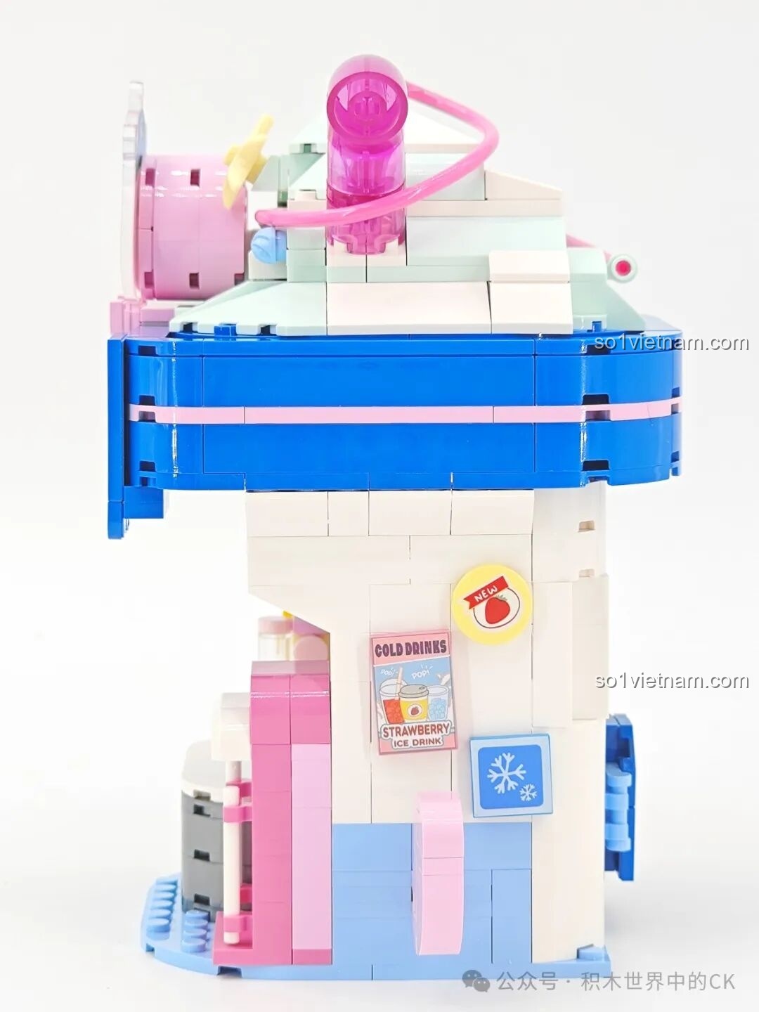 Mặt bên của mô hình quầy kem Loopy TC2329 với các sticker quảng cáo đồ uống lạnh, tăng thêm sự sinh động.