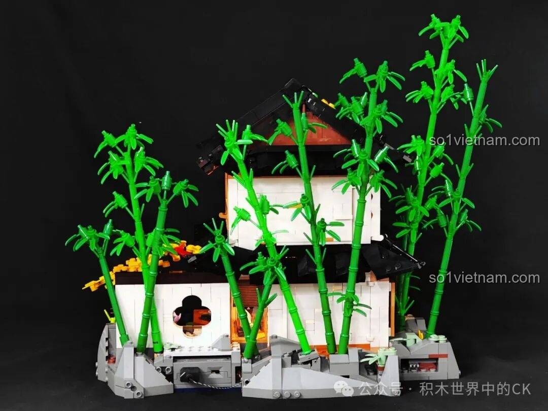 Mặt bên của mô hình Lumibricks L9075 với những cây tre cao vút và ánh sáng chiếu rọi từ các ô cửa sổ.