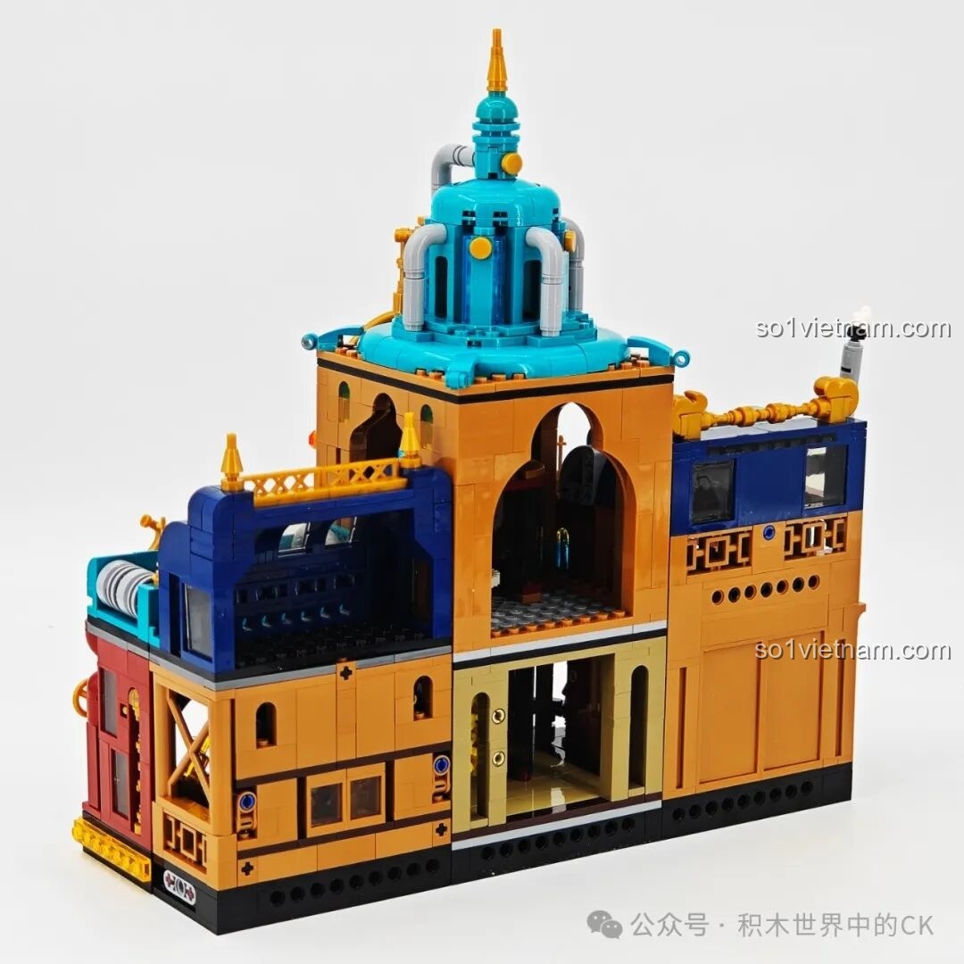 Mặt bên phải của mô hình ZHEGAO 958013 Quán Bar Steampunk, thể hiện các lớp kiến trúc và chi tiết trang trí.