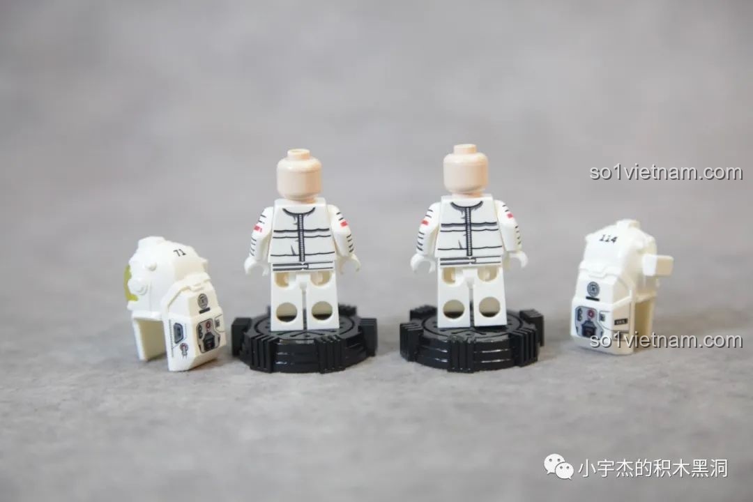 Mặt lưng của các minifigures phi hành gia, chi tiết in ấn vẫn được giữ nguyên.