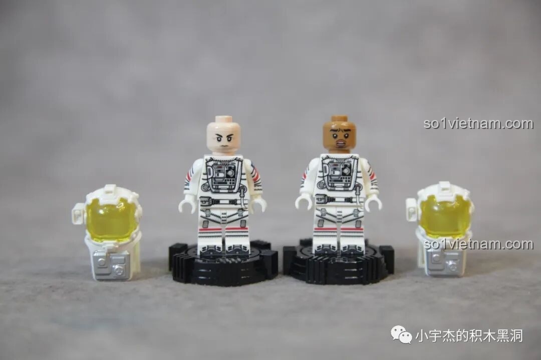 Mặt lưng của minifigures Lưu Bội Cường và Herbert, thể hiện sự tỉ mỉ trong từng chi tiết in.