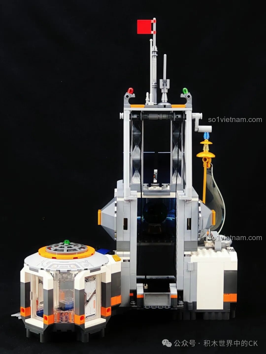 Mặt sau của mô hình Căn Cứ Mặt Trăng Keeppley K10235, cho thấy hệ thống thang máy và cấu trúc đỡ.