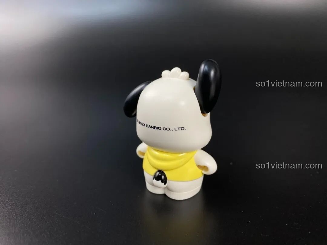 Mặt sau của figure Pochacco với logo bản quyền Sanrio, cho thấy đây là bộ đồ chơi Keeppley chất lượng cao.