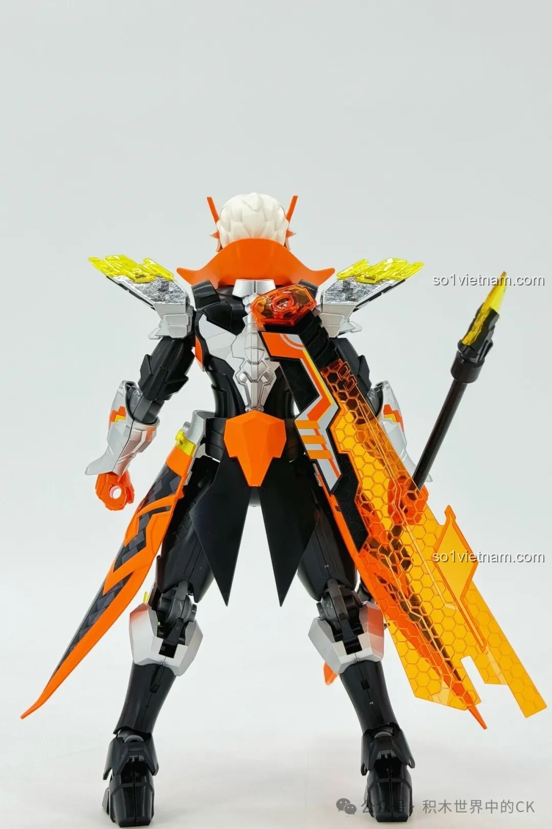 Mặt sau mô hình Robot Triệu Vân Keeppley 78032 chụp từ góc nghiêng, làm nổi bật phần giáp lưng và các chi tiết trong suốt.