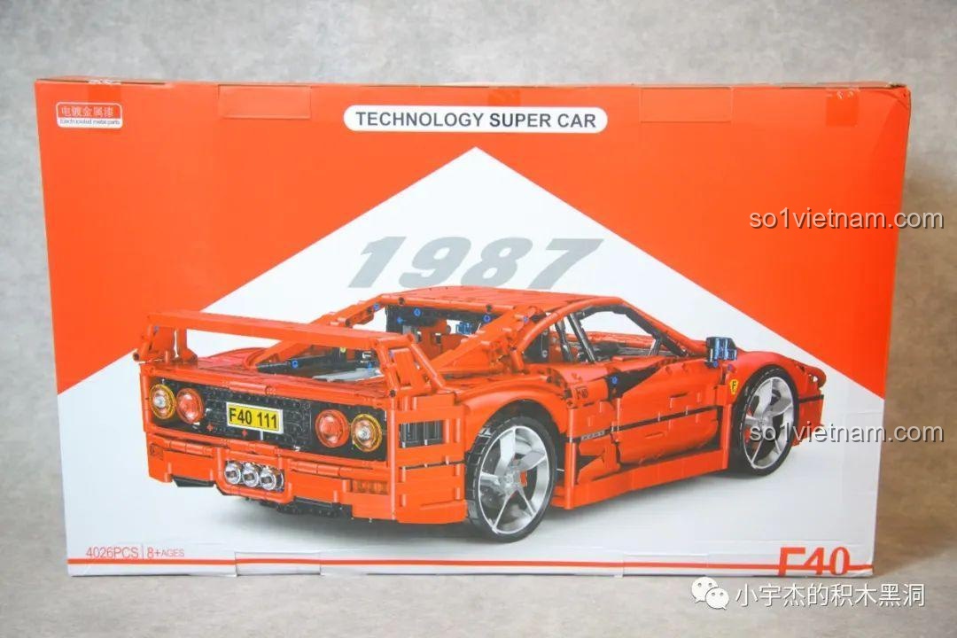 Mặt sau của hộp đồ chơi mô hình Xe đua Ferrari F40 cho bé trai 8 tuổi, hiển thị hình ảnh đuôi xe F40 chi tiết và hầm hố.