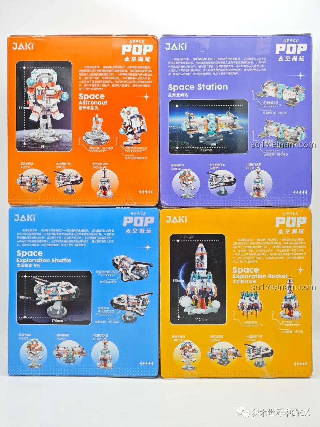 Mặt sau của 4 hộp đồ chơi lắp ráp JAKI Space Pop hiển thị các tính năng và kích thước chi tiết của từng mô hình.